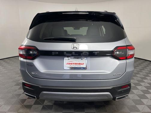 Lunar Silver Metallic 2024 Honda Pilot Elite