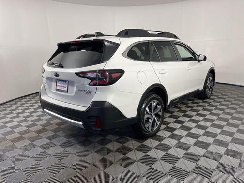 Crystal White Pearl 2022 Subaru Outback Limited XT