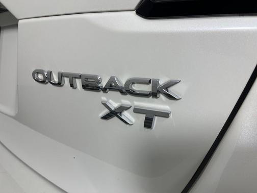 Crystal White Pearl 2022 Subaru Outback Limited XT