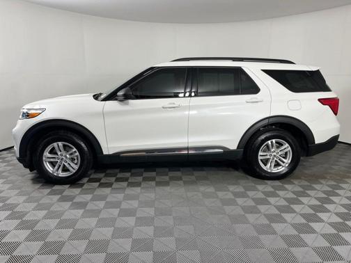 Star White 2022 Ford Explorer XLT