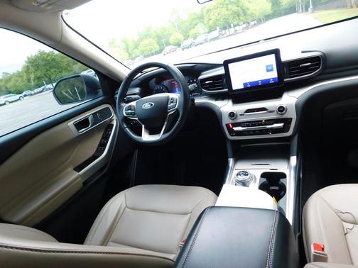 Star White 2022 Ford Explorer XLT