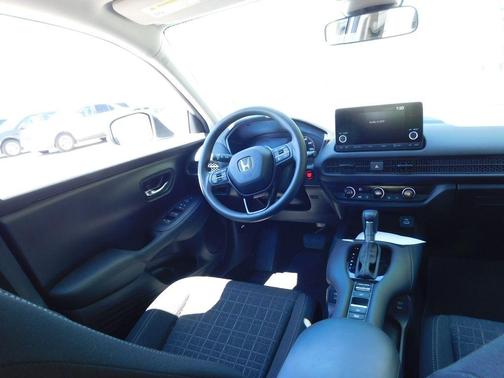 Platinum White Pearl 2025 Honda HR-V LX