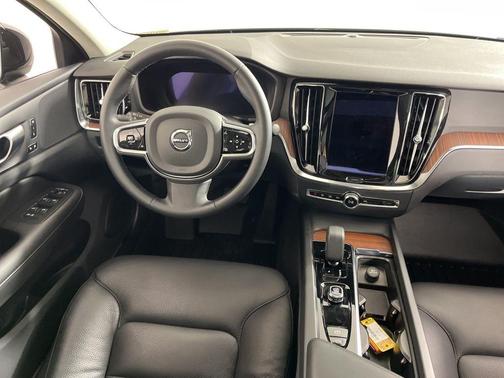 2024 Volvo S60 B5 Plus Dark Theme