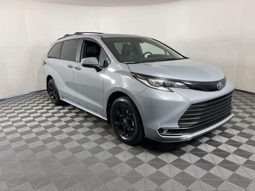 2025 Toyota Sienna Woodland Edition