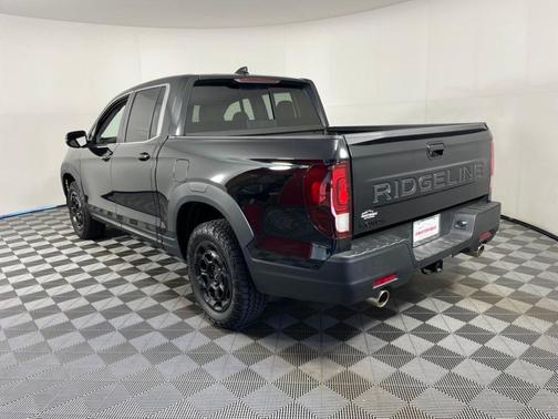 Crystal Black Pearl 2025 Honda Ridgeline RTL+