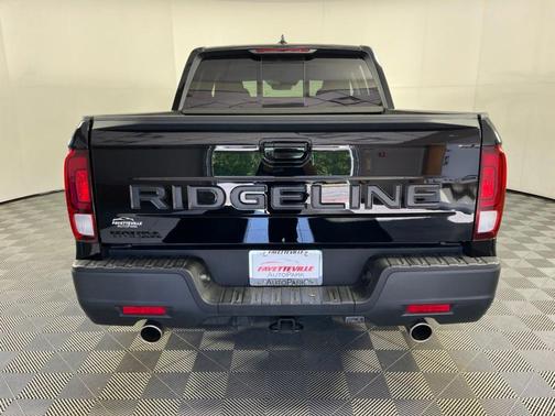 Crystal Black Pearl 2025 Honda Ridgeline RTL+