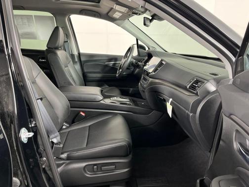 Crystal Black Pearl 2025 Honda Ridgeline RTL+