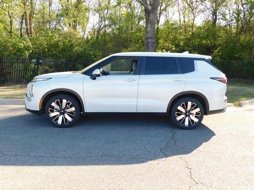 Black 2025 Mitsubishi Outlander SE