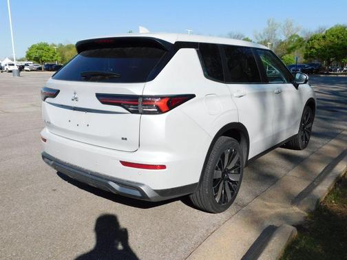 Black 2025 Mitsubishi Outlander SE