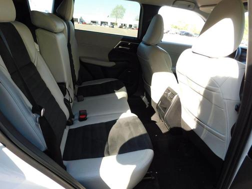 Black 2025 Mitsubishi Outlander SE