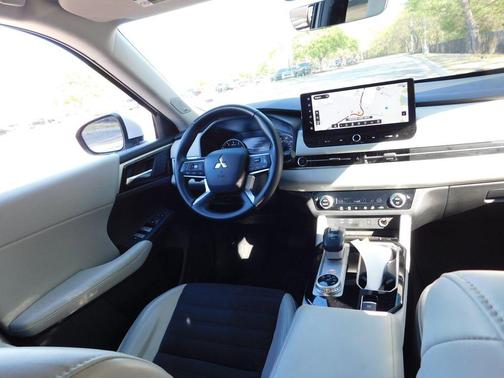 Black 2025 Mitsubishi Outlander SE