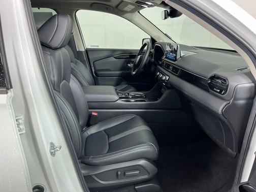 Platinum White Pearl 2025 Honda Pilot Touring