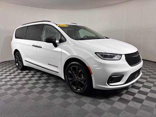 Bright White Clearcoat 2024 Chrysler Pacifica Touring-L