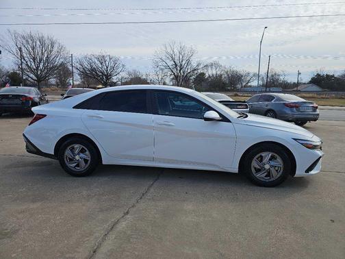 2025 Hyundai ELANTRA SE