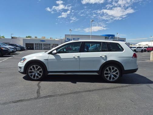 Pure White 2017 Volkswagen Golf Alltrack TSI S