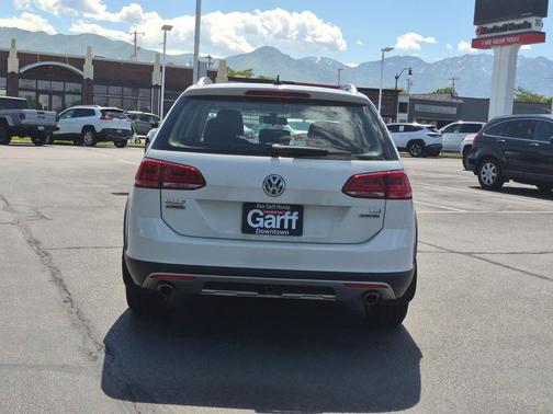 Pure White 2017 Volkswagen Golf Alltrack TSI S