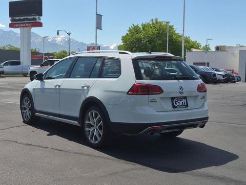 Pure White 2017 Volkswagen Golf Alltrack TSI S