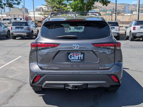 Magnetic Gray Metallic 2022 Toyota Highlander XLE