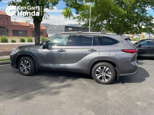 Magnetic Gray Metallic 2022 Toyota Highlander XLE