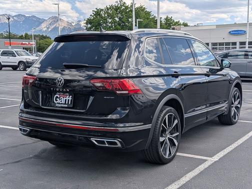 Deep Black Pearl 2022 Volkswagen Tiguan 2.0T SEL R-Line 4MOTION