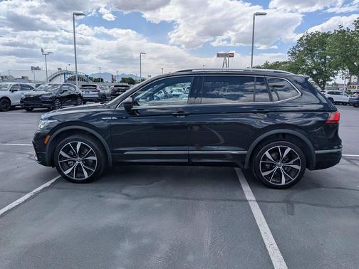 Deep Black Pearl 2022 Volkswagen Tiguan 2.0T SEL R-Line 4MOTION
