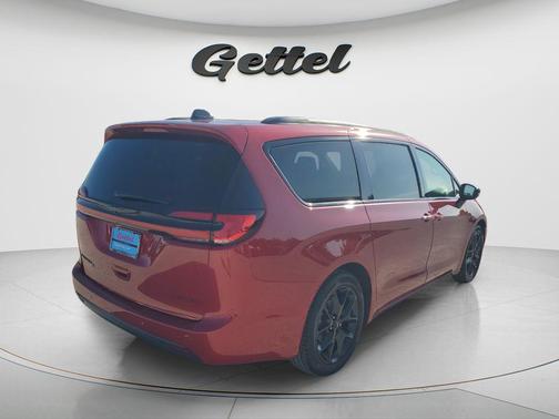 Red Hot Pearlcoat 2025 Chrysler Pacifica Limited