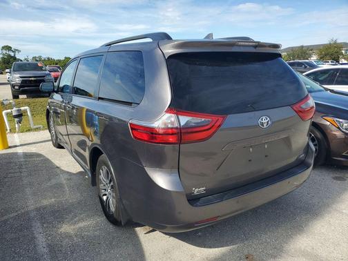 2020 Toyota Sienna XLE