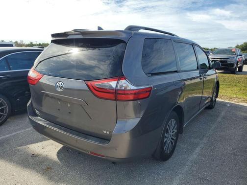 2020 Toyota Sienna XLE