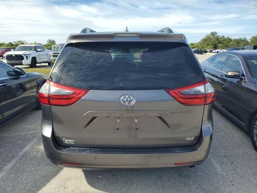 2020 Toyota Sienna XLE