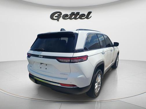 Bright White Clearcoat 2025 Jeep Grand Cherokee Laredo