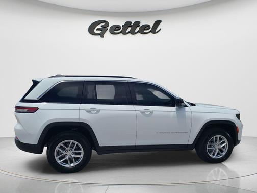 Bright White Clearcoat 2025 Jeep Grand Cherokee Laredo