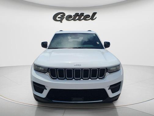 Bright White Clearcoat 2025 Jeep Grand Cherokee Laredo