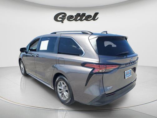 2021 Toyota Sienna XLE 8 Passenger