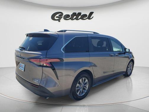 2021 Toyota Sienna XLE 8 Passenger