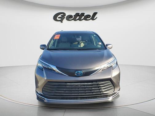 2021 Toyota Sienna XLE 8 Passenger