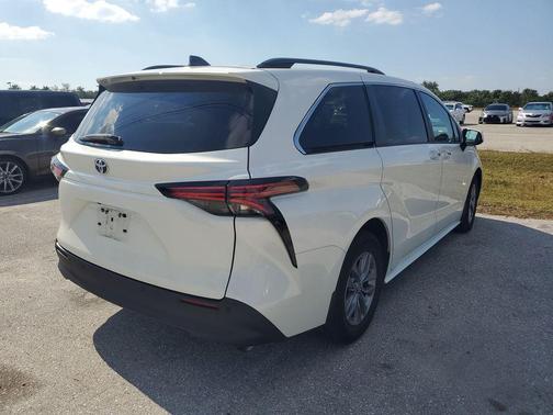 2021 Toyota Sienna XLE 7 Passenger