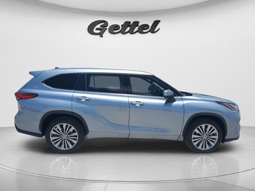 Moon Dust 2022 Toyota Highlander Hybrid Platinum
