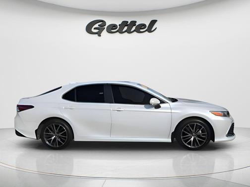 2022 Toyota Camry Hybrid XLE