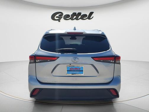 Celestial Silver Metallic 2022 Toyota Highlander XLE