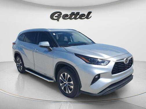 Celestial Silver Metallic 2022 Toyota Highlander XLE