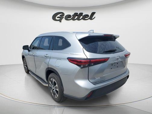Celestial Silver Metallic 2022 Toyota Highlander XLE