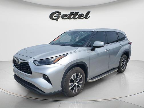 Celestial Silver Metallic 2022 Toyota Highlander XLE