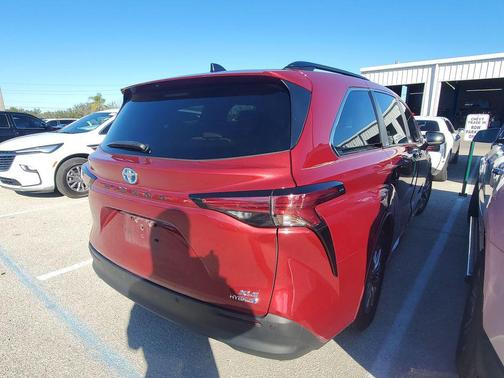 2021 Toyota Sienna XLE 8 Passenger