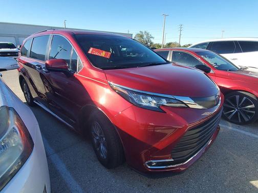 2021 Toyota Sienna XLE 8 Passenger