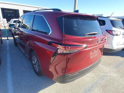 2021 Toyota Sienna XLE 8 Passenger