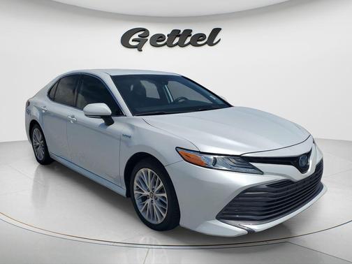 Wind Chill Pearl 2020 Toyota Camry Hybrid XLE