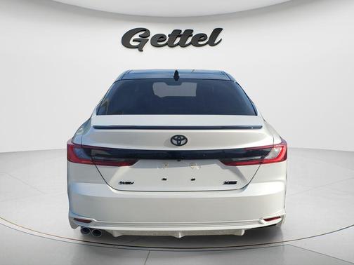 Wind Chill Pearl/Midnight Black Metallic 2025 Toyota Camry XSE
