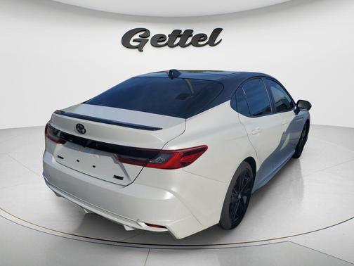 Wind Chill Pearl/Midnight Black Metallic 2025 Toyota Camry XSE