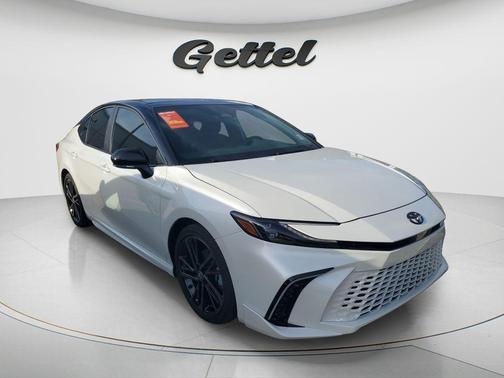 Wind Chill Pearl/Midnight Black Metallic 2025 Toyota Camry XSE