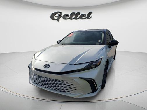 Wind Chill Pearl/Midnight Black Metallic 2025 Toyota Camry XSE